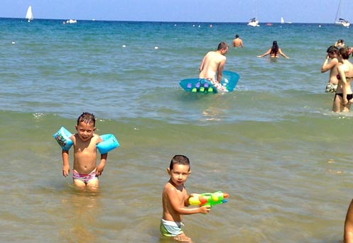 Malua Edoardo che fa il bagno Edoardo in vacanza a Procchio - Malua