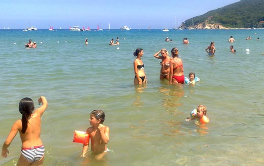 mamme e bambini che fanno il bagno a Procchio malua 